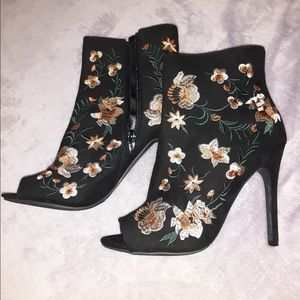 Embroidered high heel ankle boots. Sz 7.5